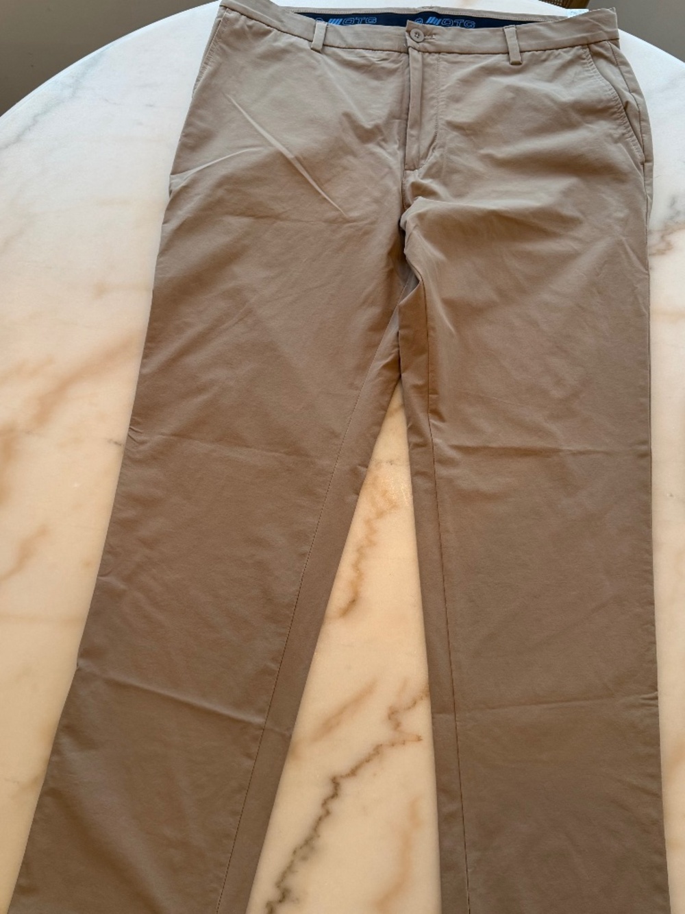 Vinyard Vines / 38" / Tan / 55% Cotton / 32% Nylon / 13% Spandex On-The-Go-Pant